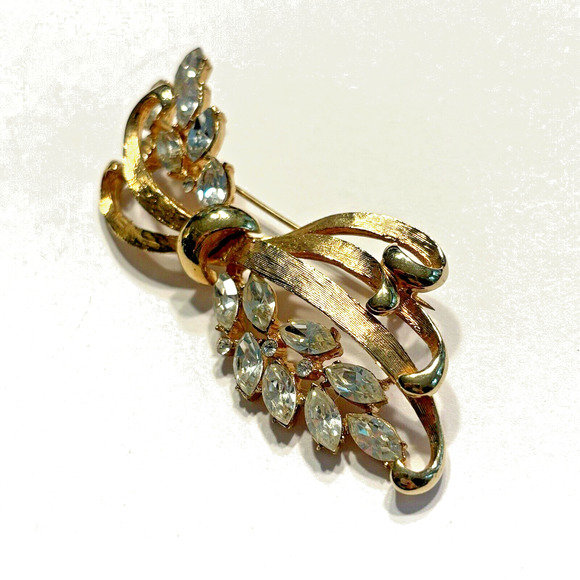 Vintage Mid Century BSK Brooch Textured Gold Bow & Clear White Rhinestones Pin - Picture 3 of 9